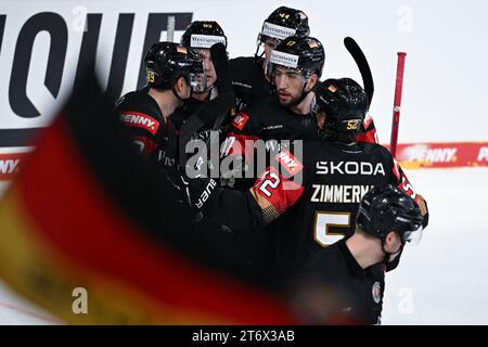 12 novembre 2023, Bavière, Landshut : Hockey sur glace : coupe d'Allemagne, Allemagne - Slovaquie, phase de groupes, jour de match 3 dans la Fanatec Arena. Les joueurs allemands célèbrent le but de 1-2. Photo : Sven Hoppe/dpa Banque D'Images