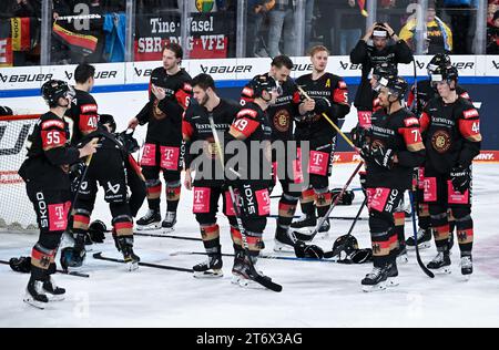 12 novembre 2023, Bavière, Landshut : Hockey sur glace : coupe d'Allemagne, Allemagne - Slovaquie, phase de groupes, jour de match 3 dans la Fanatec Arena. Les joueurs allemands applaudissent après le match. Photo : Sven Hoppe/dpa Banque D'Images