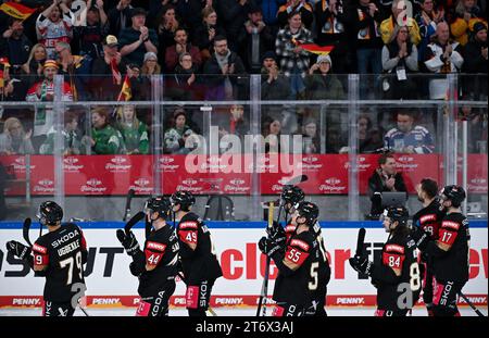 12 novembre 2023, Bavière, Landshut : Hockey sur glace : coupe d'Allemagne, Allemagne - Slovaquie, phase de groupes, jour de match 3 dans la Fanatec Arena. Les joueurs allemands remercient les fans après le match. Photo : Sven Hoppe/dpa Banque D'Images
