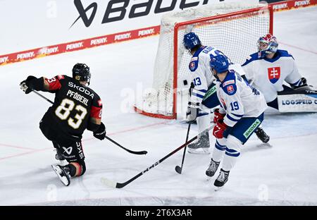 12 novembre 2023, Bavière, Landshut : Hockey sur glace : coupe d'Allemagne, Allemagne - Slovaquie, phase de groupes, jour de match 3 dans la Fanatec Arena. Leonhard Pföderl (l), de l’Allemagne, marque pour un score de 1:2. Photo : Sven Hoppe/dpa Banque D'Images