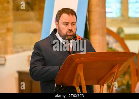 Beaminster, Dorset, Royaume-Uni. 12 novembre 2023. Chris Loder, député de West Dorset, prenant la parole lors du service du dimanche du souvenir et déposant une couronne à l’église St Mary’s à Beaminster dans le Dorset. Crédit photo : Graham Hunt/Alamy Live News Banque D'Images