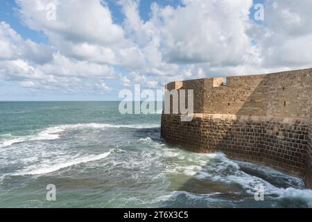 Une section des fortifications du mur de pierre qui encerclent des parties de la ville d'Acre, le long de la baie de Haïfa sur la côte méditerranéenne d'Israël. Banque D'Images