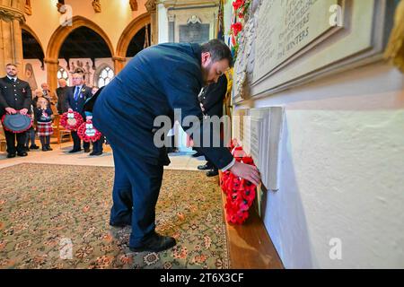 Beaminster, Dorset, Royaume-Uni. 12 novembre 2023. Chris Loder, député de West Dorset, assiste au service du dimanche du souvenir et au dépôt de couronnes à l’église St Mary’s à Beaminster dans le Dorset. Crédit photo : Graham Hunt/Alamy Live News Banque D'Images