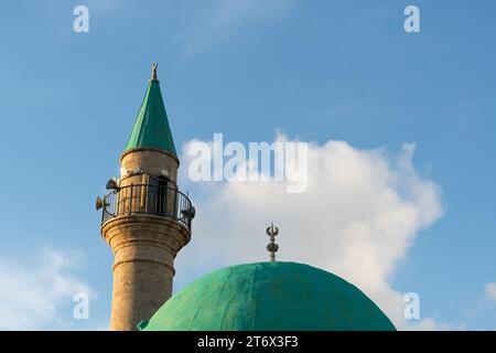 Vue extérieure du minaret et dôme de la mosquée Sinana Pacha à Acre, Israël Banque D'Images