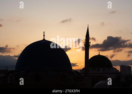 Silhouette de l'Al-Jazzar ou Mosquée Blanche au crépuscule à Acre, Israël. Banque D'Images