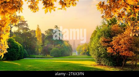 Grand parc de la ville en automne à Milan, Italie. Parc Sempione près du château Sforzesco. Banque D'Images