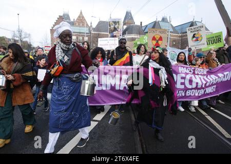 Des militants d'organisations environnementales et des sympathisants assistent à la Marche pour le climat et la justice le 12 novembre 2023 à Amsterdam, pays-Bas. Les manifestants exigent une action du gouvernement néerlandais et des dirigeants mondiaux pour lutter contre la crise du changement climatique, les records de chaleur sont battus encore et encore, entraînant des changements profonds pour toute la vie sur Terre. Selon la municipalité d’Amsterdam, environ 70 000 personnes ont marché dimanche avec la marche climatique (photo Paulo Amorim/Sipa USA). Banque D'Images