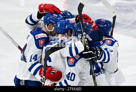 12 novembre 2023, Bavière, Landshut : Hockey sur glace : coupe d'Allemagne, Allemagne - Slovaquie, phase de groupes, jour de match 3 dans la Fanatec Arena. Les joueurs de Slovaquie célèbrent le but de 0:2. Photo : Sven Hoppe/dpa Banque D'Images