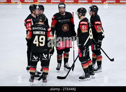 12 novembre 2023, Bavière, Landshut : Hockey sur glace : coupe d'Allemagne, Allemagne - Slovaquie, phase de groupes, jour de match 3 dans la Fanatec Arena. Les joueurs allemands se tiennent ensemble sur la glace. Photo : Sven Hoppe/dpa Banque D'Images