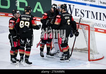 12 novembre 2023, Bavière, Landshut : Hockey sur glace : coupe d'Allemagne, Allemagne - Slovaquie, phase de groupes, jour de match 3 dans la Fanatec Arena. Les joueurs allemands se tiennent ensemble après le match. Photo : Sven Hoppe/dpa Banque D'Images