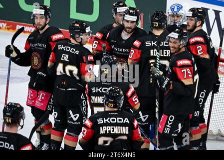 12 novembre 2023, Bavière, Landshut : Hockey sur glace : coupe d'Allemagne, Allemagne - Slovaquie, phase de groupes, jour de match 3 dans la Fanatec Arena. Les joueurs allemands se tiennent ensemble après le match. Photo : Sven Hoppe/dpa Banque D'Images