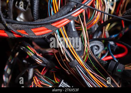 Un câble de fils matés de différentes couleurs avec des connecteurs dans le câblage électrique de la voiture. Ligne Internet dans le travail du fournisseur. Banque D'Images