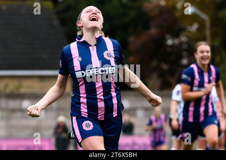 Londres, Royaume-Uni. 12 novembre 2023. Erin Corrigan (Dulwich Hamlet 12) célèbre les buts lors du match du premier tour de la coupe FA des femmes entre Dulwich Hamlet et London Bees à Champion Hill. Crédit : Liam Asman/Alamy Live News Banque D'Images