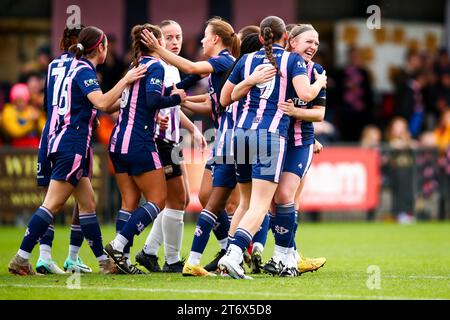 Londres, Royaume-Uni. 12 novembre 2023. Les joueuses de Dulwich Hamlet célèbrent leur premier but, marqué par Summer Roberts (Dulwich Hamlet 9), lors du premier tour de la coupe FA Womens entre Dulwich Hamlet et London Bees à Champion Hill. Crédit : Liam Asman/Alamy Live News Banque D'Images