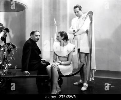 Set Visitor H.G. WELLS avec PEARL ARGYLE et RAYMOND MASSEY sur le set franc lors du tournage de THINGS TO COME 1936 réalisateur WILLIAM CAMERON MENZIES roman / scénario H.G. Wells musique Arthur Bliss producteur Alexander Korda London film Productions / United Artists Banque D'Images