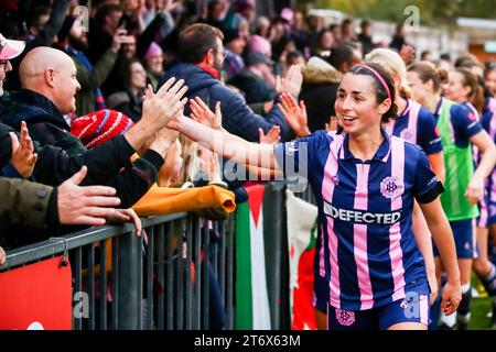 Londres, Angleterre, 12 novembre 2023 : Phoebe Read (15 Dulwich Hamlet) avec les supporters de Dulwich Hamlet Women (« The Pepper Army ») célébrant leur équipe remportant le premier tour de la coupe FA Womens match entre Dulwich Hamlet et London Bees à Champion Hill à Londres, Angleterre. (Liam Asman/SPP) Banque D'Images