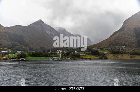 Urke Die Gemeinde Urke liegt am Ende des Hjorundfjord und zählt circa 40 Einwohner. Urke, Norwegen, 11.10.2023 *** Urke la municipalité d'Urke est située à l'extrémité du Hjorundfjord et compte environ 40 habitants Urke, Norvège, 11 10 2023 Banque D'Images