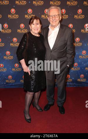 Ann und JO Brauner, Gala-Premiere der Cornelia Poletto Dinner-Show im Spiegelpalast, 11.11.2023 in Hamburg, der Palazzo Spiegelpalast von Cornelia Poletto gastiert jetzt auf der Horner Rennbahn Galopprennbahn *** Ann et JO Brauner, Gala Premiere du Cornelia Poletto Dinner au Spiegelpalast, 11 11 2023 in Hamburg, Hamburg, le Palazzo Spiegelpalast de Cornelia Poletto est maintenant invité à l'hippodrome de Horner Rennbahn. Banque D'Images