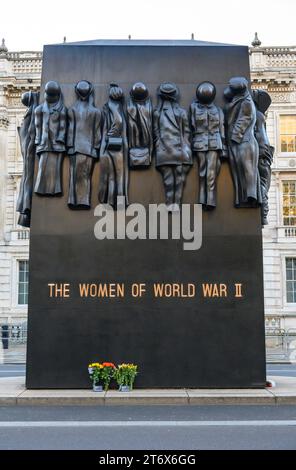 Londres, Angleterre, Royaume-Uni. Mémorial des femmes de la Seconde Guerre mondiale à Whitehall. (2005, John Mills) avec des fleurs Banque D'Images