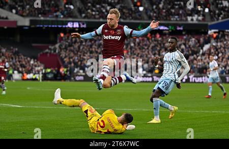 Londres Royaume-Uni 12 novembre 2023. Lucas Paqueta (West Ham) saute sur Odysseas Vlachodimos (Nottingham Forest, gardien de but) lors du match de Premier League West Ham vs Nottingham Forest Barclays au London Stadium Stratford. Crédit : Martin Dalton/Alamy Live News. Cette image est réservée À UN USAGE ÉDITORIAL. Licence requise de The football DataCo pour toute autre utilisation. Crédit : MARTIN DALTON/Alamy Live News Banque D'Images