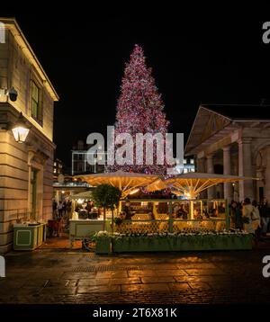 Londres, Royaume-Uni - novembre 8 2023 : restaurant Laduree au marché de Covent Garden avec un grand sapin de Noël décoré derrière. Banque D'Images