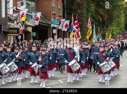 Chalfont St Peter, Royaume-Uni. 12 novembre 2023. Des centaines de personnes ont envahi les rues de Chalfont St Peter dans le Buckinghamshire cet après-midi pour la parade annuelle du dimanche du souvenir et le dépôt de couronnes au monument aux morts. Sarah Green, députée de Chesham et Amersham, avec des membres de la Légion royale britannique, des forces armées, des Brownies, des Scouts, des Guides, les conseillers et d'autres organisations locales déposèrent des couronnes au Mémorial de guerre, à côté de l'église paroissiale. Le Chesham All Girls Band a mené le défilé à travers la ville. Crédit : Maureen McLean/Alamy Live News Banque D'Images