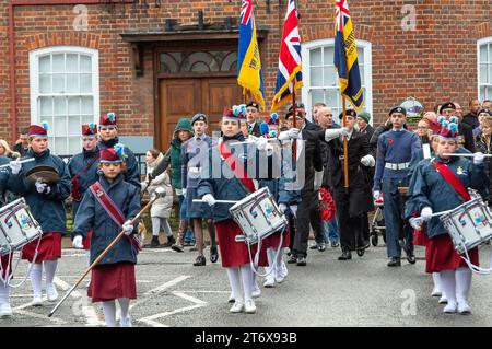 Chalfont St Peter, Royaume-Uni. 12 novembre 2023. Des centaines de personnes ont envahi les rues de Chalfont St Peter dans le Buckinghamshire cet après-midi pour la parade annuelle du dimanche du souvenir et le dépôt de couronnes au monument aux morts. Sarah Green, députée de Chesham et Amersham, avec des membres de la Légion royale britannique, des forces armées, des Brownies, des Scouts, des Guides, les conseillers et d'autres organisations locales déposèrent des couronnes au Mémorial de guerre, à côté de l'église paroissiale. Le Chesham All Girls Band a mené le défilé à travers la ville. Crédit : Maureen McLean/Alamy Live News Banque D'Images