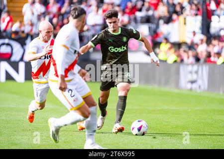 Miguel Gutierrez (à droite) de Gérone vu en action lors du match de football de la Liga de 2022 à 23 entre Rayo Vallecano et Gérone à l'Estadio de Vallecas. Score final ; Rayo Vallecano 1:2 Girona. Banque D'Images