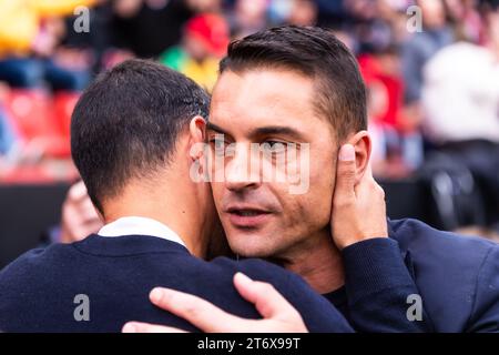 Miguel Angel Sanchez Munoz (à gauche), mieux connu sous le nom de Michel, figure historique du Rayo Vallecano et actuel entraîneur de Gérone, et Francisco Rodriguez (à droite), entraîneur du Rayo Vallecano, vus avant le match de football de la Liga entre Rayo Vallecano et Gérone en 2022-23, à l'Estadio de Vallecas. Score final ; Rayo Vallecano 1:2 Girona. Banque D'Images