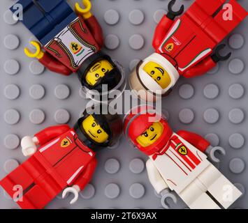 Tambov, Fédération de Russie - 01 octobre 2023 quatre figurines Lego Ferrari sur fond gris. Banque D'Images