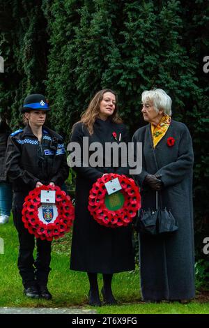 Chalfont St Peter, Royaume-Uni. 12 novembre 2023. Sarah Green, députée (M) de Chesham et Amersham. Des centaines de personnes ont envahi les rues de Chalfont St Peter dans le Buckinghamshire cet après-midi pour la parade annuelle du dimanche du souvenir et le dépôt de couronnes au monument aux morts. Membres de la Légion royale britannique, forces armées, Brownies, Scouts, Guides, les conseillers et d'autres organisations locales déposèrent des couronnes au Mémorial de guerre, à côté de l'église paroissiale. Le Chesham All Girls Band a mené le défilé à travers la ville. Crédit : Maureen McLean/Alamy Live News Banque D'Images