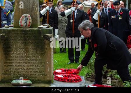 Chalfont St Peter, Royaume-Uni. 12 novembre 2023. Des centaines de personnes ont envahi les rues de Chalfont St Peter dans le Buckinghamshire cet après-midi pour la parade annuelle du dimanche du souvenir et le dépôt de couronnes au monument aux morts. Sarah Green, députée de Chesham et Amersham, avec des membres de la Légion royale britannique, des forces armées, des Brownies, des Scouts, des Guides, les conseillers et d'autres organisations locales déposèrent des couronnes au Mémorial de guerre, à côté de l'église paroissiale. Le Chesham All Girls Band a mené le défilé à travers la ville. Crédit : Maureen McLean/Alamy Live News Banque D'Images