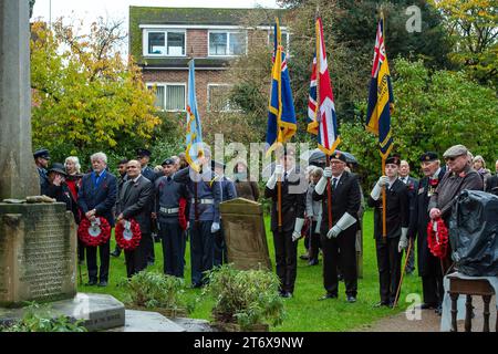 Chalfont St Peter, Royaume-Uni. 12 novembre 2023. Des centaines de personnes ont envahi les rues de Chalfont St Peter dans le Buckinghamshire cet après-midi pour la parade annuelle du dimanche du souvenir et le dépôt de couronnes au monument aux morts. Sarah Green, députée de Chesham et Amersham, avec des membres de la Légion royale britannique, des forces armées, des Brownies, des Scouts, des Guides, les conseillers et d'autres organisations locales déposèrent des couronnes au Mémorial de guerre, à côté de l'église paroissiale. Le Chesham All Girls Band a mené le défilé à travers la ville. Crédit : Maureen McLean/Alamy Live News Banque D'Images