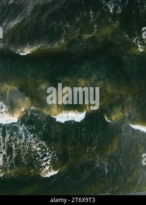 Une vue aérienne de belles vagues sous la lumière du soleil Banque D'Images