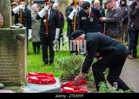 Chalfont St Peter, Royaume-Uni. 12 novembre 2023. Des centaines de personnes ont envahi les rues de Chalfont St Peter dans le Buckinghamshire cet après-midi pour la parade annuelle du dimanche du souvenir et le dépôt de couronnes au monument aux morts. Sarah Green, députée de Chesham et Amersham, avec des membres de la Légion royale britannique, des forces armées, des Brownies, des Scouts, des Guides, les conseillers et d'autres organisations locales déposèrent des couronnes au Mémorial de guerre, à côté de l'église paroissiale. Le Chesham All Girls Band a mené le défilé à travers la ville. Crédit : Maureen McLean/Alamy Live News Banque D'Images