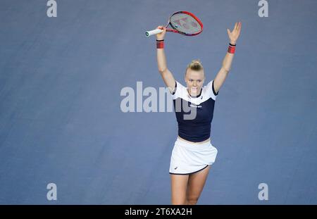 Harriet Dart, de Grande-Bretagne, célèbre sa victoire sur la suédoise Caijsa Hennemann (non photographiée) lors de la deuxième journée du match de la coupe Billie Jean King 2023 entre la Grande-Bretagne et la Suède au Copper Box Arena, Londres. Date de la photo : dimanche 12 novembre 2023. Banque D'Images