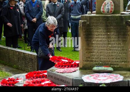 Chalfont St Peter, Royaume-Uni. 12 novembre 2023. Des centaines de personnes ont envahi les rues de Chalfont St Peter dans le Buckinghamshire cet après-midi pour la parade annuelle du dimanche du souvenir et le dépôt de couronnes au monument aux morts. Sarah Green, députée de Chesham et Amersham, avec des membres de la Légion royale britannique, des forces armées, des Brownies, des Scouts, des Guides, les conseillers et d'autres organisations locales déposèrent des couronnes au Mémorial de guerre, à côté de l'église paroissiale. Le Chesham All Girls Band a mené le défilé à travers la ville. Crédit : Maureen McLean/Alamy Live News Banque D'Images