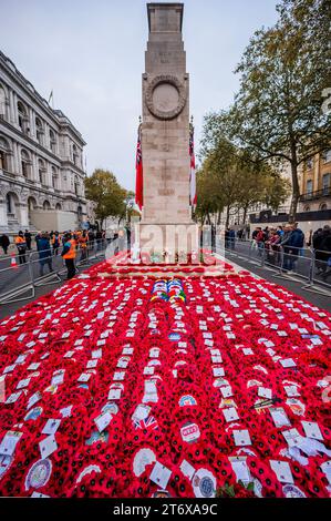 Londres, Royaume-Uni. 12 novembre 2023. Une mer de couronnes au pied du cénotaphe après le défilé - Un dimanche pluvieux du souvenir au cénotaphe, Whitehall, Londres. Crédit : Guy Bell/Alamy Live News Banque D'Images