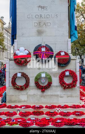 Londres, Royaume-Uni. 12 novembre 2023. Les couronnes de la famille royale - Un dimanche pluvieux souvenir au cénotaphe, Whitehall, Londres. Crédit : Guy Bell/Alamy Live News Banque D'Images