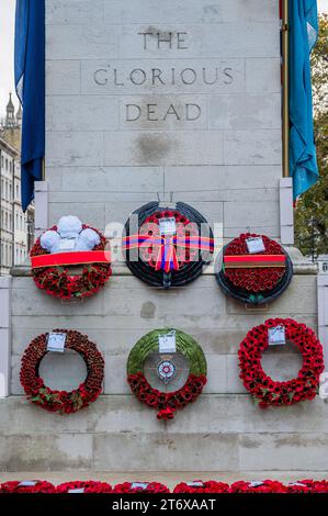 Londres, Royaume-Uni. 12 novembre 2023. Les couronnes de la famille royale - Un dimanche pluvieux souvenir au cénotaphe, Whitehall, Londres. Crédit : Guy Bell/Alamy Live News Banque D'Images