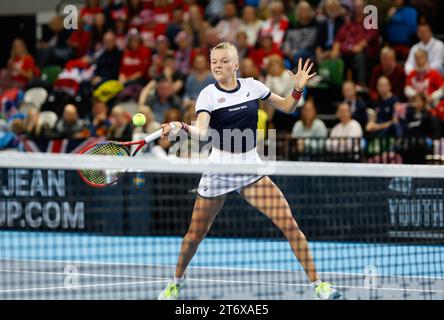 Londres, Royaume-Uni. 12 novembre 2023 ; Copper Box Arena, Stratford, Londres, Angleterre : Billie Jean King Cup Play-offs, Grande-Bretagne contre Suède, jour 2 ; Harriet Dart de Grande-Bretagne joue un coup de pouce contre Caijsa Wilda Hennemann de Suède crédit : action plus Sports Images/Alamy Live News Banque D'Images