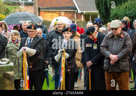 Chalfont St Peter, Royaume-Uni. 12 novembre 2023. Des centaines de personnes ont envahi les rues de Chalfont St Peter dans le Buckinghamshire cet après-midi pour la parade annuelle du dimanche du souvenir et le dépôt de couronnes au monument aux morts. Sarah Green, députée de Chesham et Amersham, avec des membres de la Légion royale britannique, des forces armées, des Brownies, des Scouts, des Guides, les conseillers et d'autres organisations locales déposèrent des couronnes au Mémorial de guerre, à côté de l'église paroissiale. Le Chesham All Girls Band a mené le défilé à travers la ville. Crédit : Maureen McLean/Alamy Live News Banque D'Images