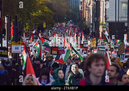 Londres, Angleterre, Royaume-Uni. 11 novembre 2023. Manifestants sur le pont de Vauxhall. Des centaines de milliers de personnes ont défilé vers l’ambassade américaine en solidarité avec la Palestine, appelant à un cessez-le-feu. La manifestation était la plus importante depuis le début de la guerre entre Israël et le Hamas. (Image de crédit : © Vuk Valcic/ZUMA Press Wire) USAGE ÉDITORIAL SEULEMENT! Non destiné à UN USAGE commercial ! Crédit : ZUMA Press, Inc./Alamy Live News Banque D'Images