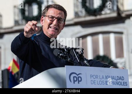 Madrid, Espagne. 12 novembre 2023. Alberto Nuñez Feijoo, leader du Parti populaire, s'exprimant lors d'une manifestation appelée par le Parti populaire (PP) contre l'accord d'amnistie pour les séparatistes catalans. Des dizaines de milliers de personnes se sont rassemblées à Puerta del sol pour protester contre le gouvernement de Pedro Sanchez du parti socialiste PSOE et l'approbation d'une amnistie pour les dirigeants séparatistes catalans qui est incluse dans l'accord qui garantit l'investiture du candidat socialiste. Crédit : Marcos del Mazo/Alamy Live News Banque D'Images