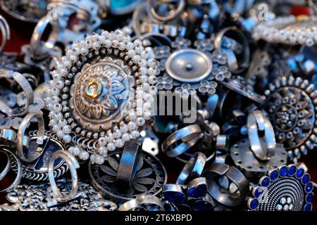 Bijoux indiens traditionnels colorés exposés dans un magasin de rue à vendre à Pune, Maharashtra. Art indien, bijoux artificiels indiens. Banque D'Images