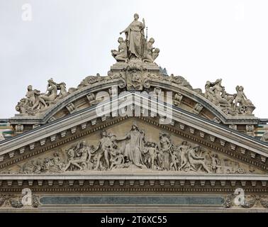 Bruxelles, B, Belgique - 19 août 2022 : Palais de la Bourse et statues de façade Banque D'Images