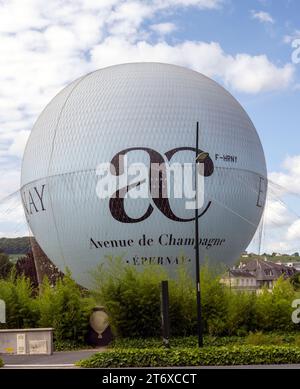 Montgolfière dans Avenue de Champagne, Epernay, Marne, France - une attraction touristique. Banque D'Images