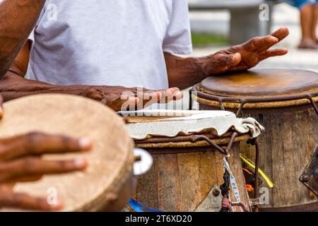 Des percussionnistes jouant de leurs instruments lors d'une performance de capoeira sur une place Pelourinho dans la ville de Salvador, Bahia Banque D'Images