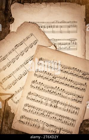 Feuilles de musique ancienne sur fond en bois Banque D'Images