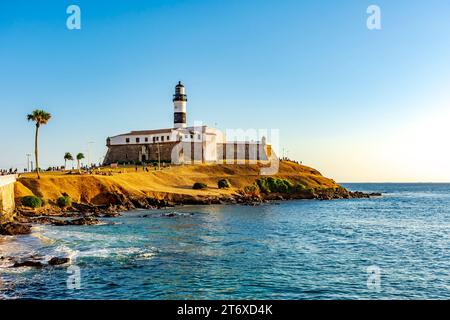 Coucher de soleil au célèbre Farol da Barra dans la ville de Salvador, Bahia Banque D'Images